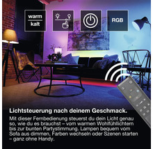 Wohnzimmer mit farbiger LED-Beleuchtung und einer Fernbedienung zur Steuerung von Farbtemperatur, Helligkeit und RGB-Farben.