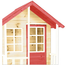 Detailansicht eines Kinderspielhauses mit rotem Dach und Tür sowie weißem Fensterrahmen.