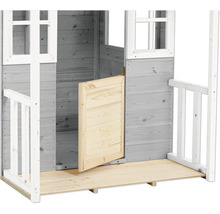 Detailansicht eines Holzspielhauses mit geöffneter Tür und weißem Geländer.