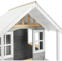 Detailansicht eines Spielhauses mit Dach und Fenstern