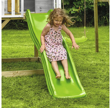 Kind rutscht auf einer grünen Rutsche im Garten.