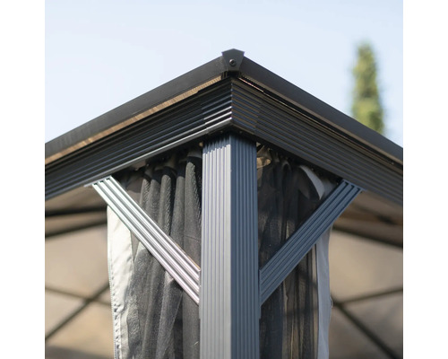 Detailaufnahme einer Pavillonkonstruktion mit Metallrahmen und Moskitonetz