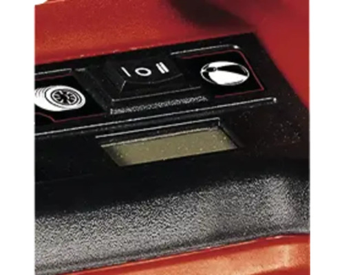 Nahaufnahme der Bedienelemente einer Maschine mit Schaltern und einer Anzeige