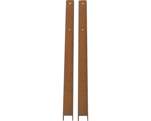 Zwei Zaunpfosten aus Metall mit Bohrlöchern