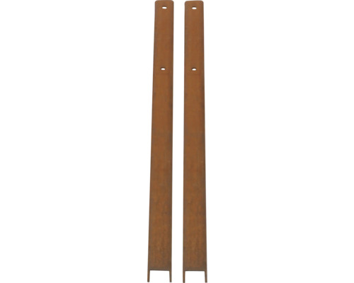 Zwei Zaunpfosten aus Metall mit Löchern