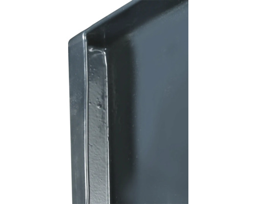 Detailaufnahme einer schwarzen Duschwanne