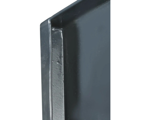 Detailansicht eines rechteckigen Pflanzgefäßes