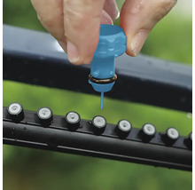 Tropfbewässerung wird mit Verteiler verbunden