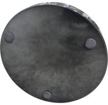 Unterseite eines runden Pflanzgefäßes mit Füßen