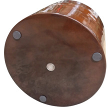 Unterseite eines runden Pflanzgefäßes mit Füßen