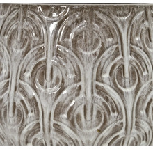 Detailaufnahme eines Keramikgefäßes mit floralem Muster