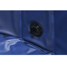 Detailansicht eines blauen Pools mit schwarzem Ventil