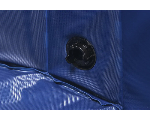 Detailansicht eines blauen Pools mit schwarzem Ventil