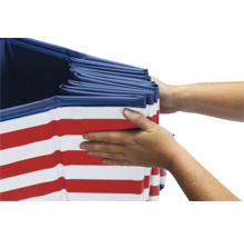 Person hält einen flexiblen Pool mit rot-weissen Streifen.