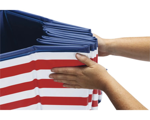 Person hält einen flexiblen Pool mit rot-weissen Streifen.