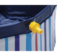 Detailansicht eines Planschbeckens mit gelbem Wasserablassventil