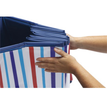 Aufbewahrungsbox mit Streifenmuster und faltbarem Deckel wird von Händen gehalten