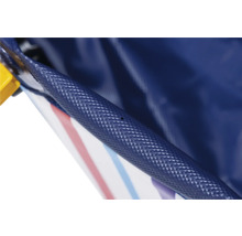 Detailaufnahme einer blauen Tragetasche mit strukturiertem Griff