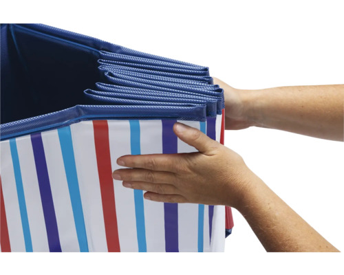 Aufbewahrungsbox mit Streifenmuster wird von Händen gehalten