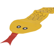 Gelbe aufblasbare Schlange mit roter Zunge