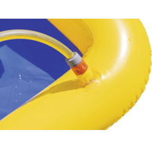 Detailaufnahme eines gelben Planschbeckens mit Schlauchanschluss