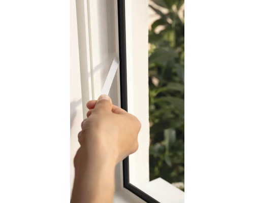 Anbringen von Fensterdichtband am Fensterrahmen