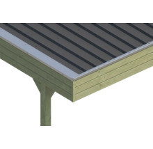 Ortgangblech an einem Dach aus Trapezblech auf einer Holzkonstruktion.