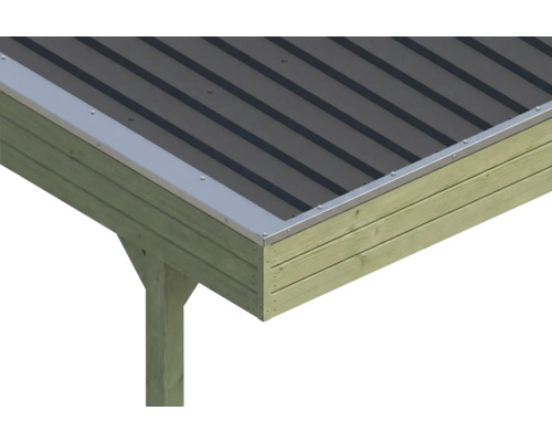 Ortgangblech an einem Dach aus Trapezblech auf einer Holzkonstruktion.