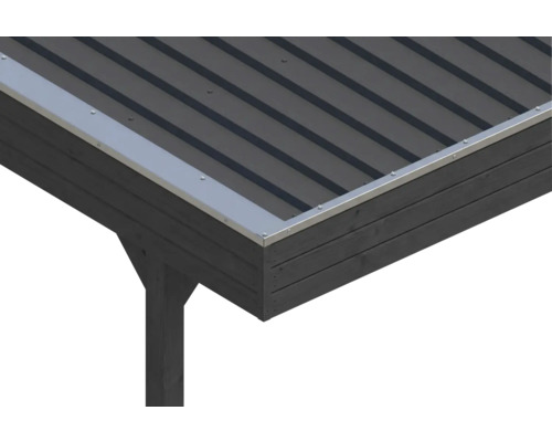 Detailansicht Dachrandabschluss eines Carports aus dunklem Holz mit Trapezblech und silbernem Ortgangblech aus Metall.
