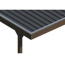 Detailansicht eines Daches mit Trapezblech, silbernen Abschlussleisten und einer dunklen Holzunterkonstruktion.