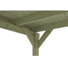 Detailansicht einer stabilen Holzkonstruktion mit Pfosten, Querbalken und Kopfbändern zur Unterstützung eines Holzdachs.