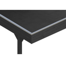 Nahaufnahme einer Dachkante mit silbernem Aluminiumprofil und dunklen Holzblenden an einem Gartenhaus.