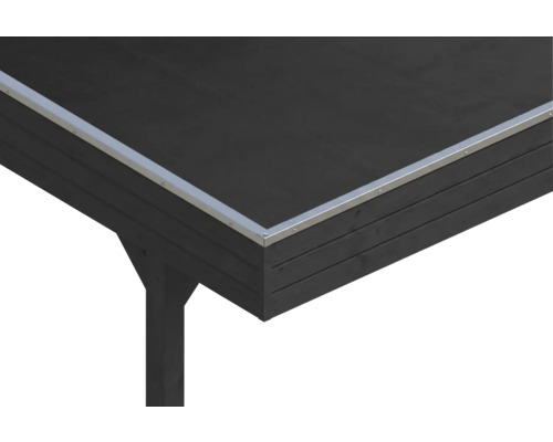 Nahaufnahme einer Dachkante mit silbernem Aluminiumprofil und dunklen Holzblenden an einem Gartenhaus.