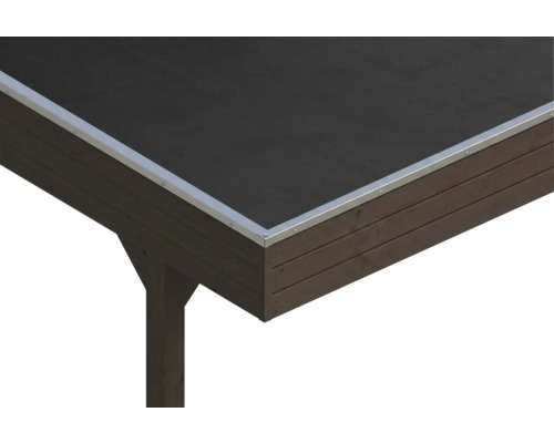 Dachrandprofil aus Aluminium an einem Flachdach einer Holzkonstruktion.