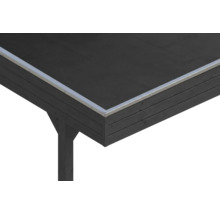 Nahaufnahme einer dunklen Holzdachkante mit silbernem Aluminium-Abschlussprofil und schwarzer Dachfolie.