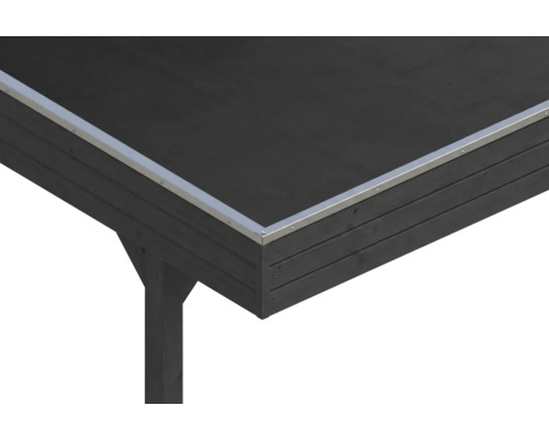 Nahaufnahme einer dunklen Holzdachkante mit silbernem Aluminium-Abschlussprofil und schwarzer Dachfolie.