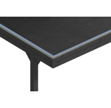 Dacheinfassung aus Metall an der Ecke eines Gartenhauses mit dunkler Dachpappe und dunklem Holzrahmen.