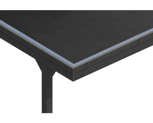 Dacheinfassung aus Metall an der Ecke eines Gartenhauses mit dunkler Dachpappe und dunklem Holzrahmen.