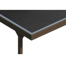 Detail einer Dachkante von einem Flachdach mit silberfarbenem Dachrandprofil aus Metall auf einer braunen Holzkonstruktion mit dunkler Dachbahn.