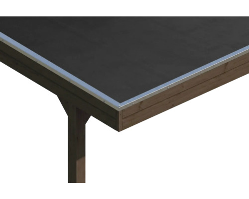 Detail einer Dachkante von einem Flachdach mit silberfarbenem Dachrandprofil aus Metall auf einer braunen Holzkonstruktion mit dunkler Dachbahn.