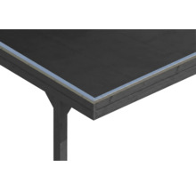 Eckdetail eines Carports mit schwarzer Dachfolie, silberner Metallkante und dunkler Holzstütze.