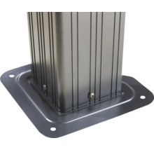 Detailansicht einer Pavillon-Stütze mit Bodenplatte zur Befestigung