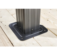 Detailansicht einer Pavillonbefestigung auf einem Holzboden