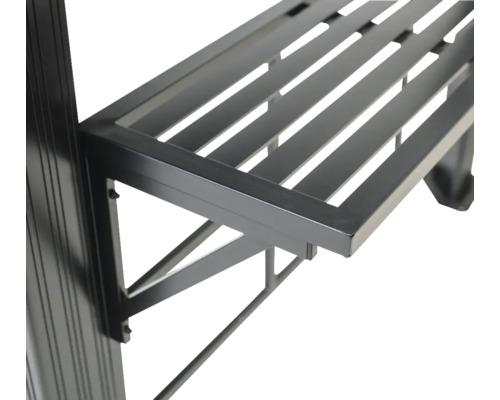 Detailaufnahme eines schwarzen, gestuften Pflanzenregals aus Metall