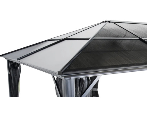 Detailansicht des Daches eines Pavillons mit Vorhängen