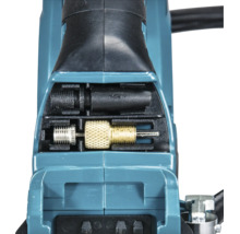 Detailansicht des Zubehörfachs eines Akku-Kompressors mit Ballnadel und Ventiladapter.