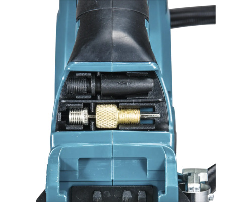 Detailansicht des Zubehörfachs eines Akku-Kompressors mit Ballnadel und Ventiladapter.