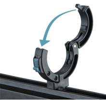 Schwarze Halterung mit Klappmechanismus für Dachträgersysteme, Pfeil zeigt Schließbewegung.