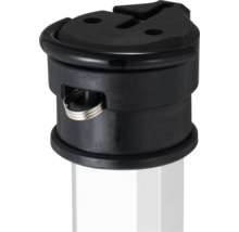 Pfostenkappe aus schwarzem Kunststoff mit Metallring auf weißem Vierkantrohr.