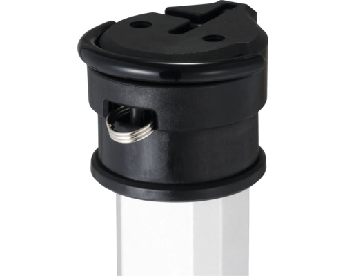 Pfostenkappe aus schwarzem Kunststoff mit Metallring auf weißem Vierkantrohr.